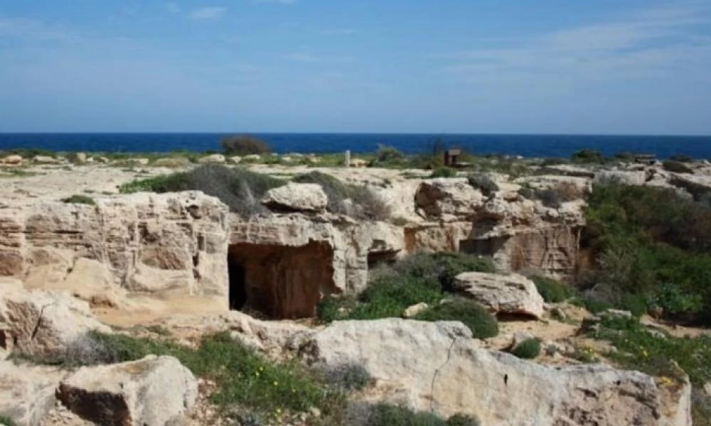 Η σπηλιά που κατοικούσαν οι Κύκλωπες και κρύφτηκε ο Αυξεντίου από τους Άγγλους